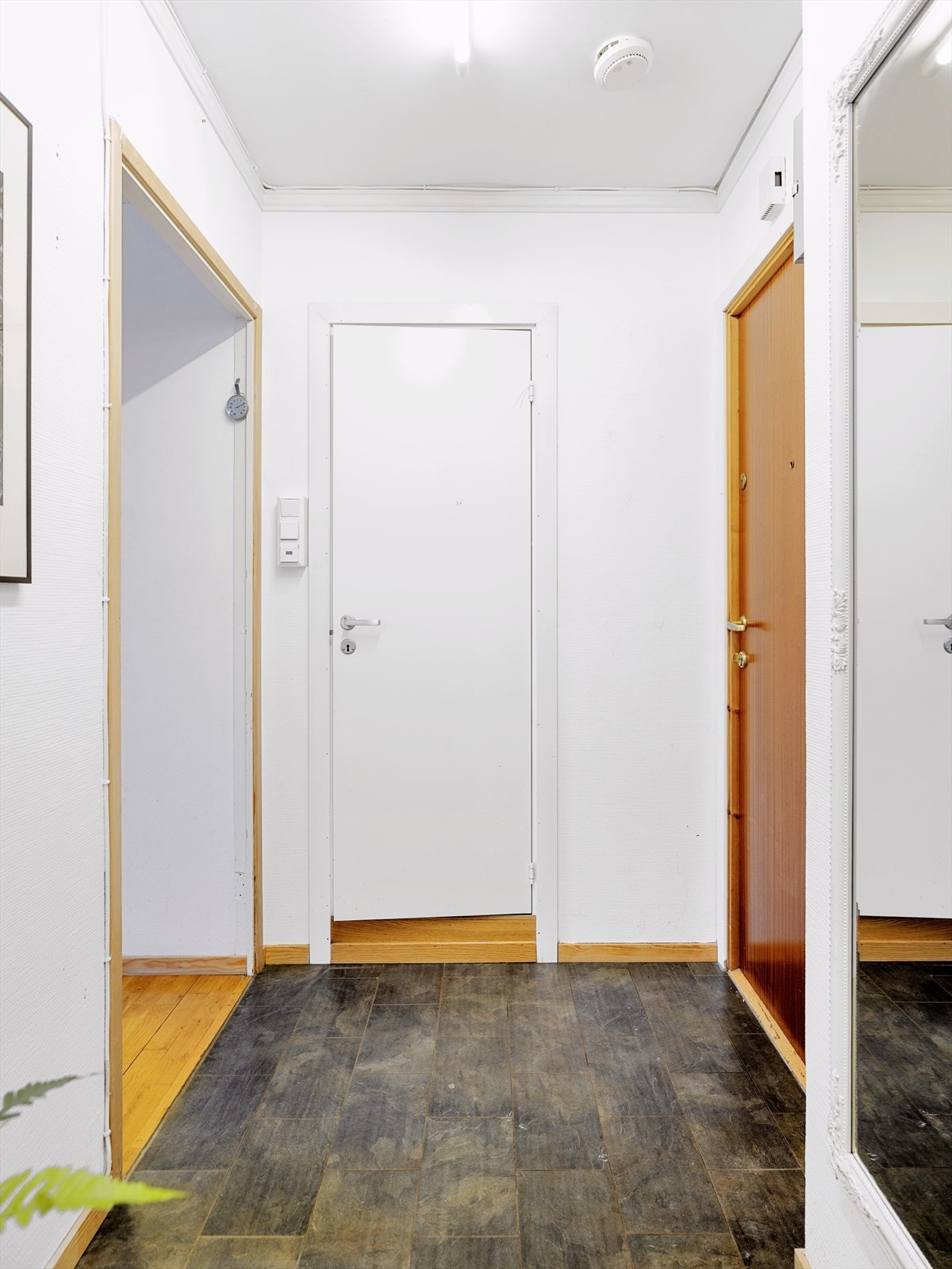 Vindfang med god plass til å henge fra seg ytterklær og sko. Galleribilde