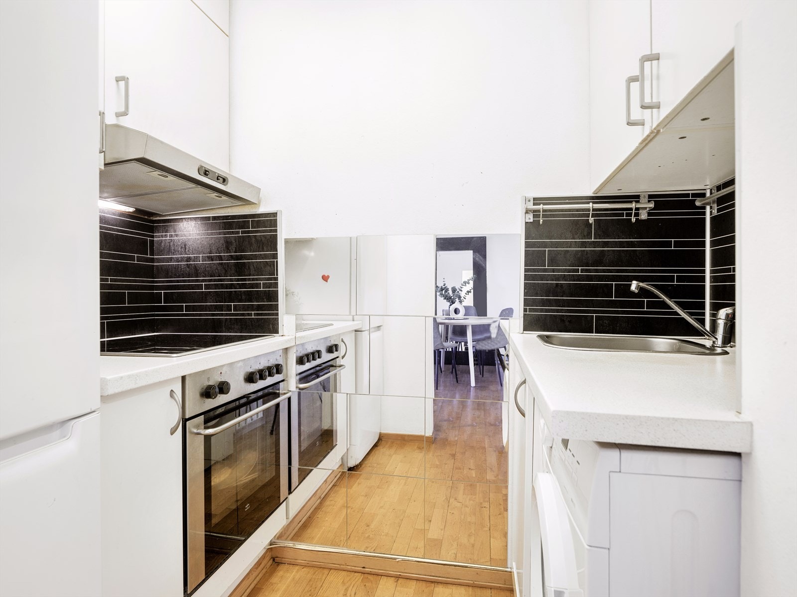 Romslig og pent kjøkken i åpen løsning. Galleribilde