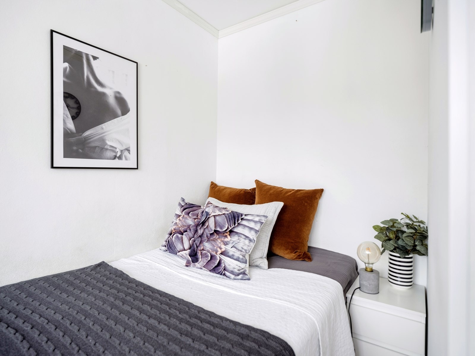 Praktisk sovealkove med plass til stor seng og nattbord. Galleribilde