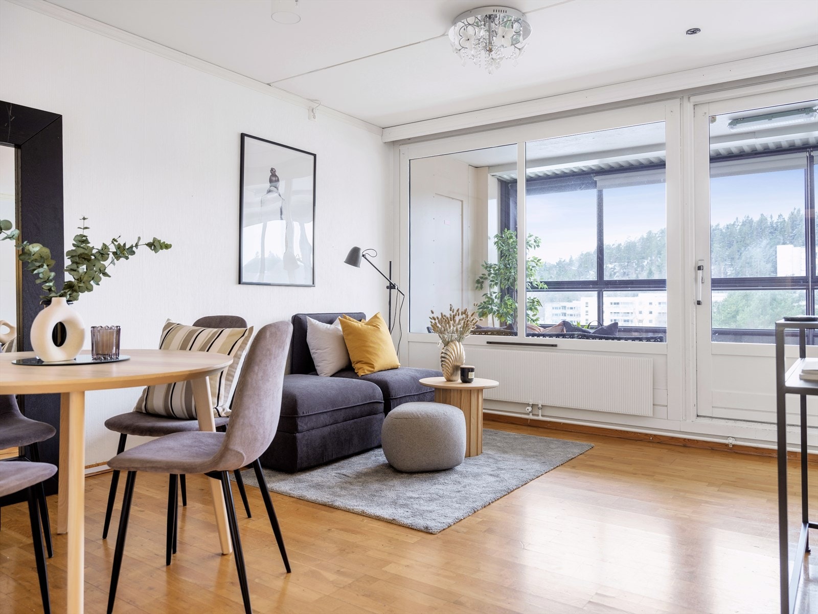 Store vindusflater slipper til rikelig med naturlig lys. Galleribilde