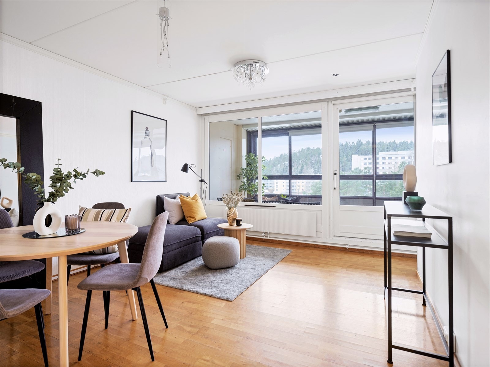 Lys og luftig leilighet med utgang til stor balkong. Galleribilde