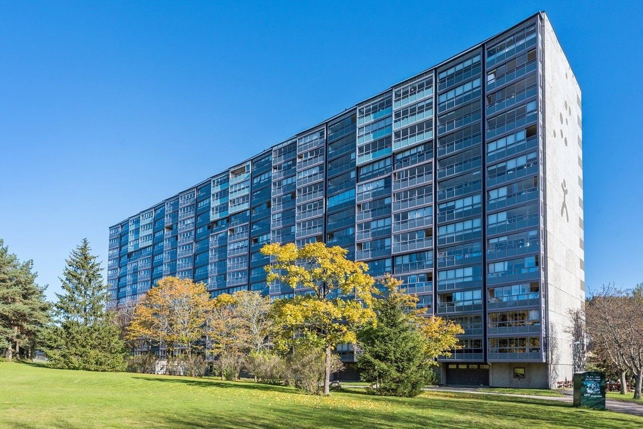 Leiligheten er beliggende i "Treerblokkens" 6. etasje i Ammerudlia Borettslag - Et stort borettslag bestående av 982 andelsleiligheter og 2 tjenesteleiligheter. Galleribilde