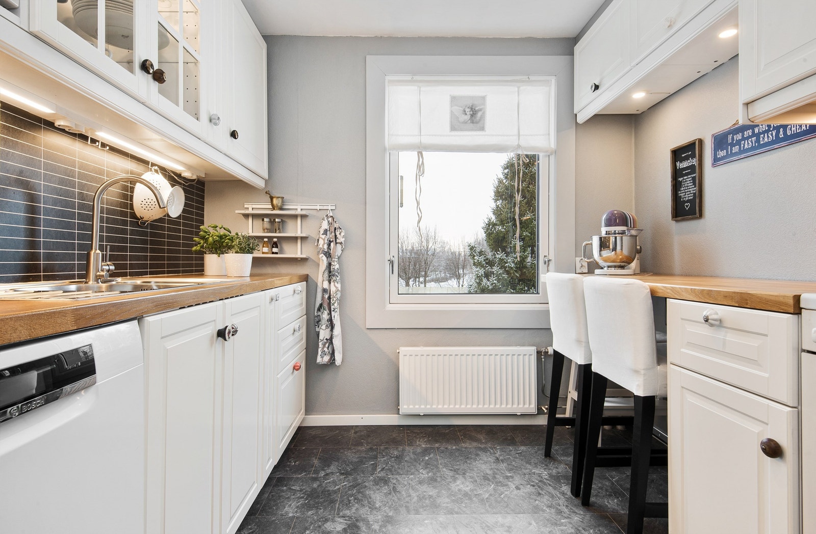 Spiseplass på kjøkken. Galleribilde