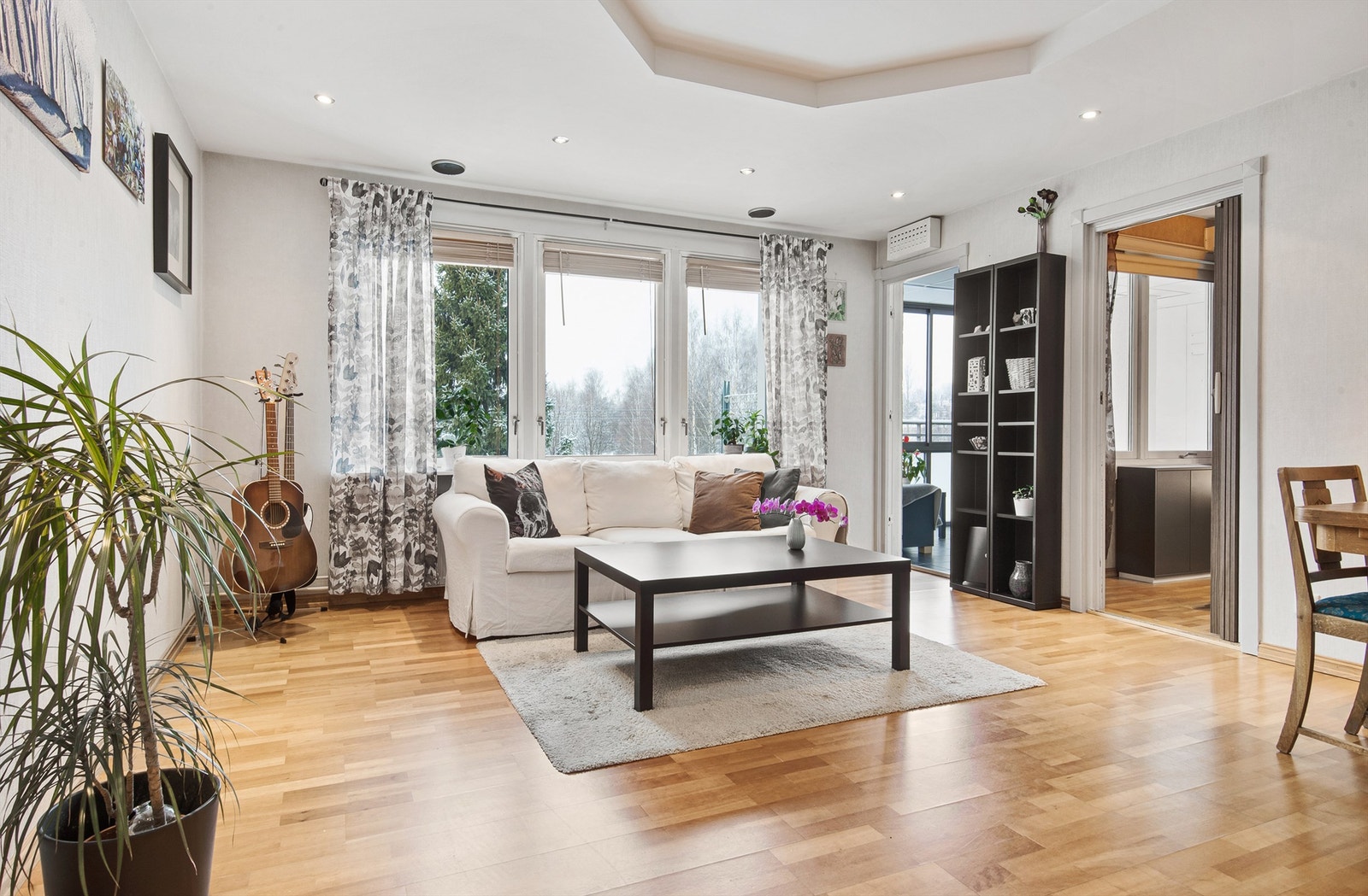 Utgang til innglasset balkong. Galleribilde