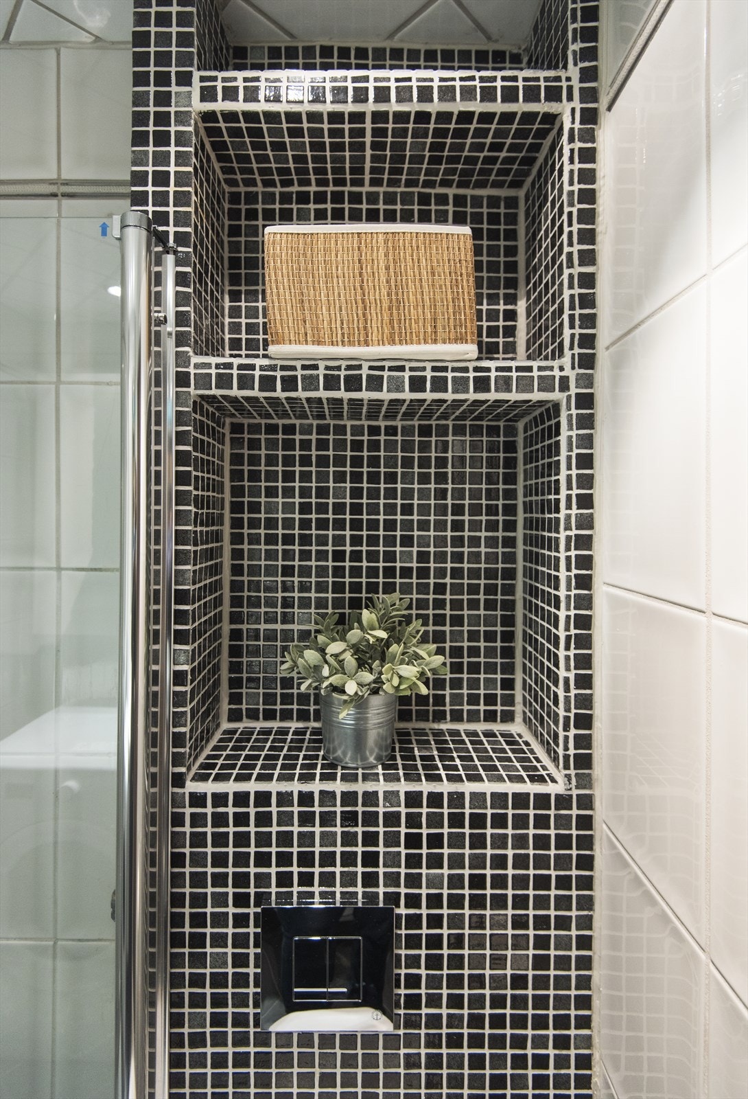 Flislagt hylle. Galleribilde