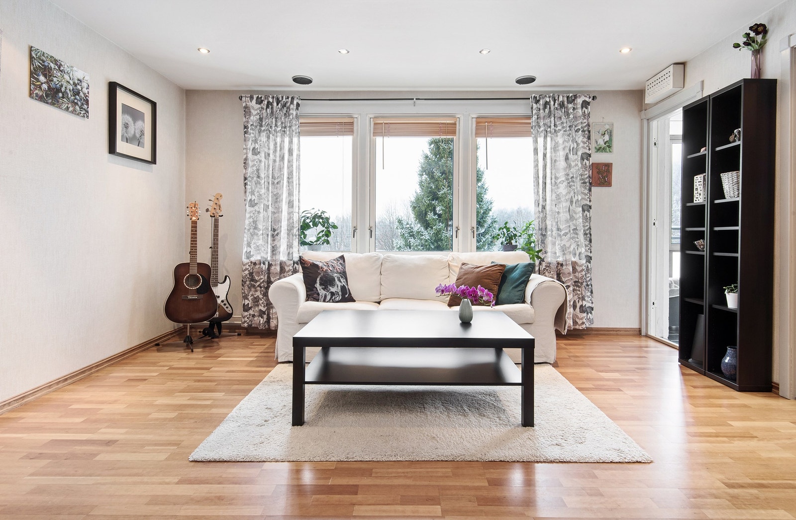 Store vindusflater som gir rikelig med lys, Galleribilde