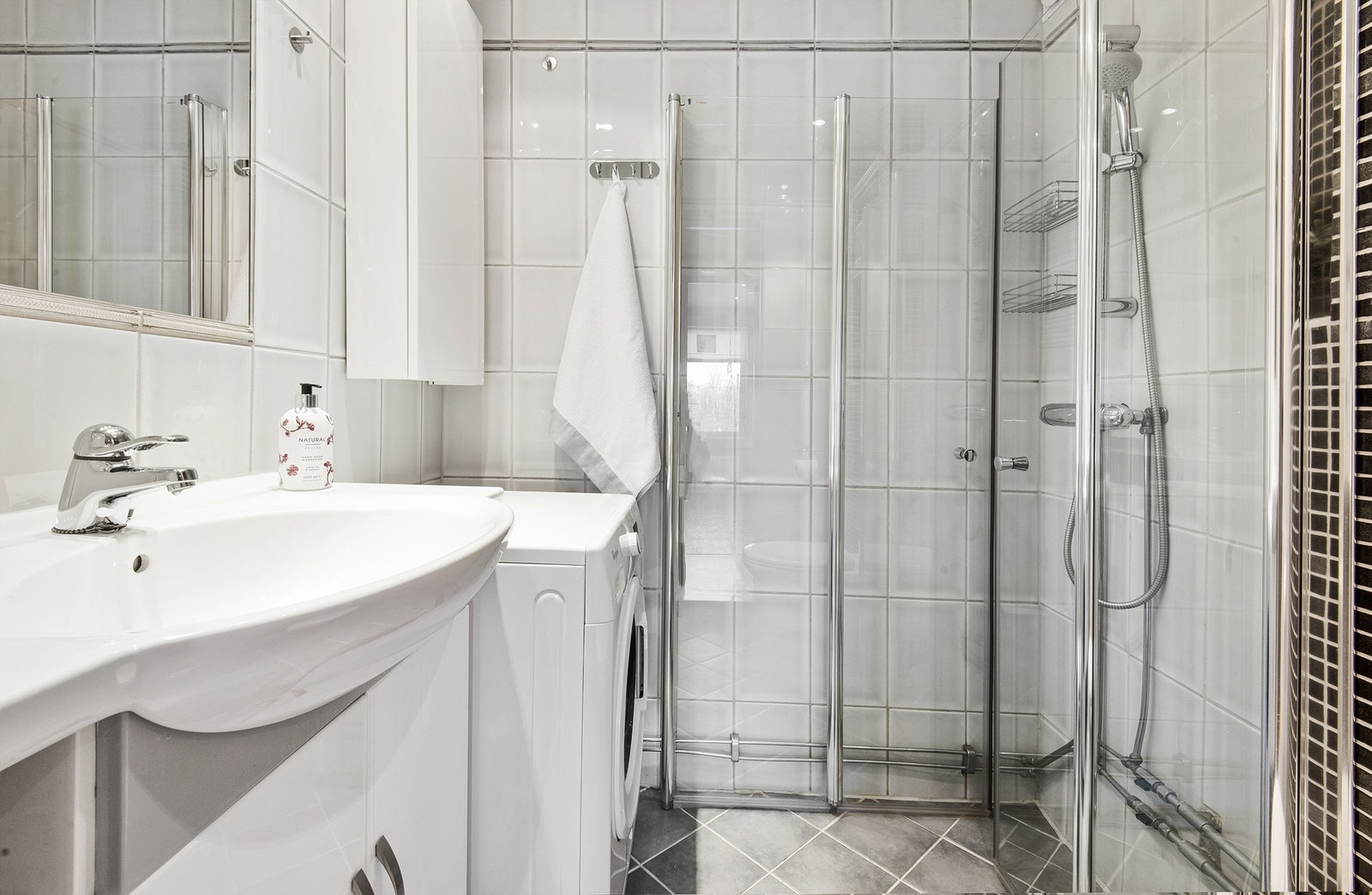 Flislagt gulv, flislagte vegger og flislagt tak med downlights. Galleribilde