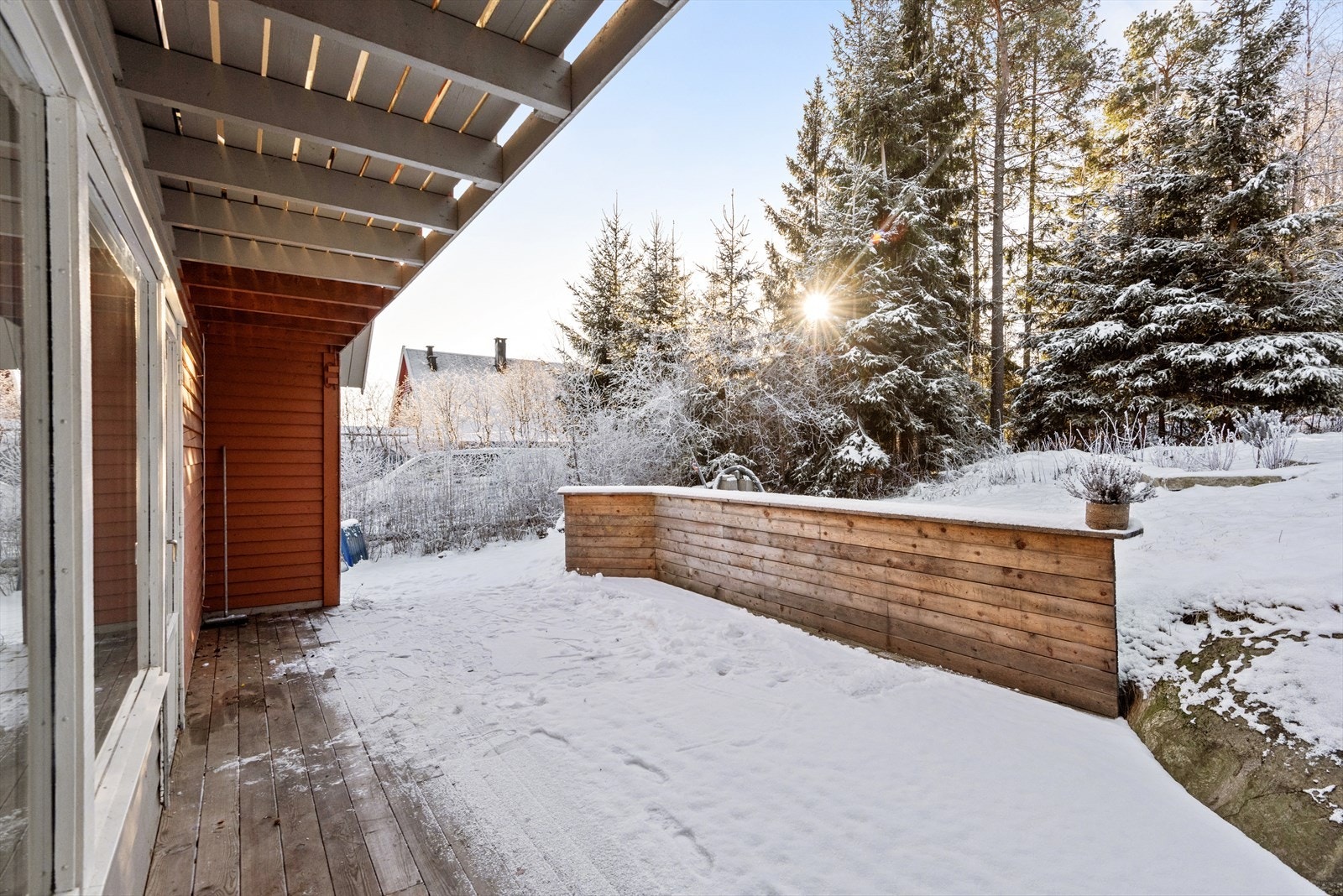 Her er det god plass til spiseplass og sittegruppe slik at man kan nyte middagen ute på sommerhalvåret. Galleribilde