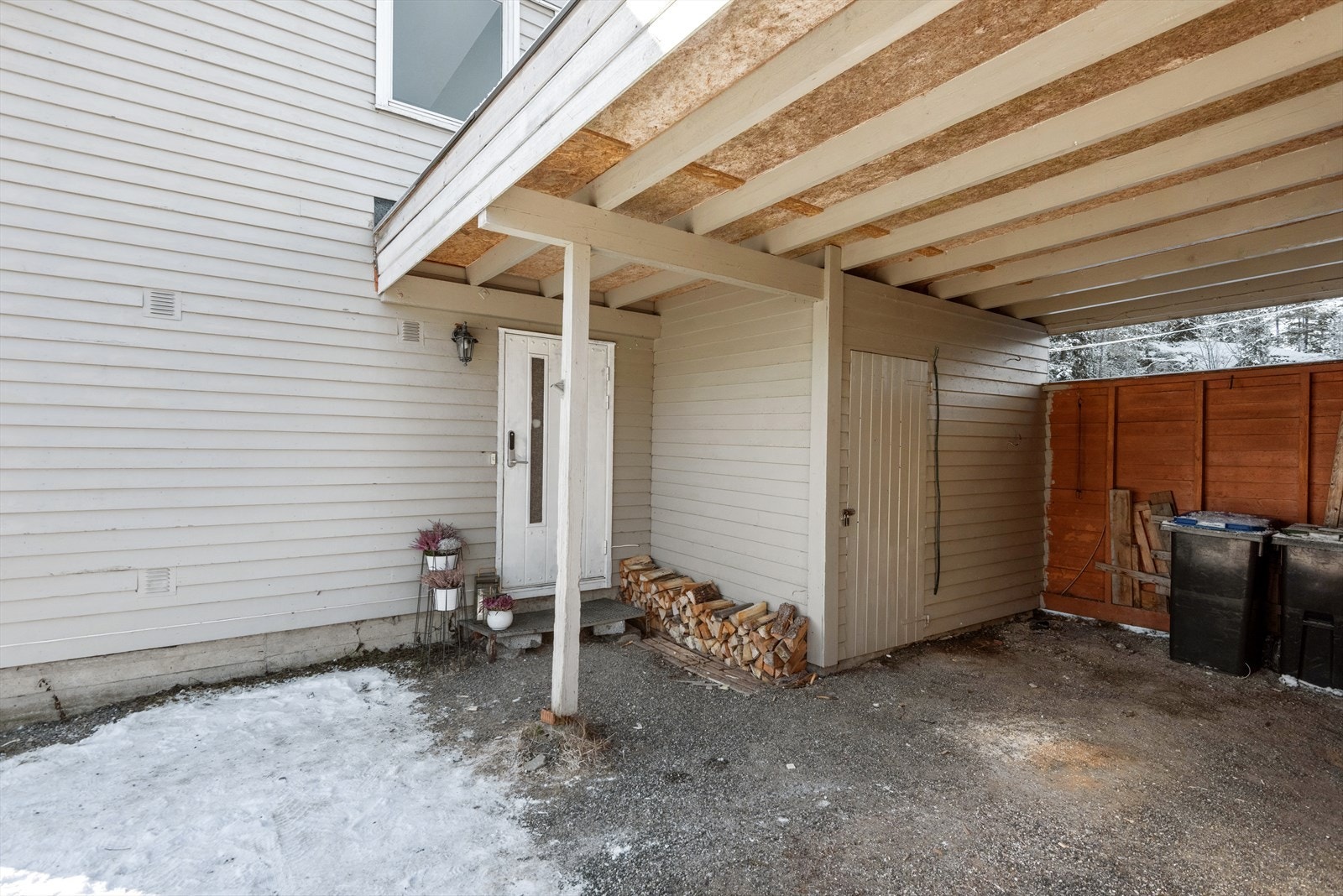 Ved inngangspartiet er det carport og en praktisk utebod. Galleribilde