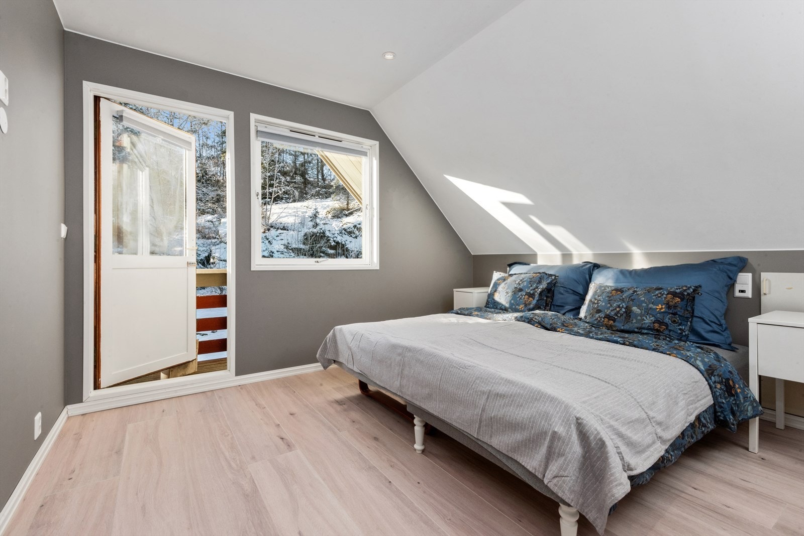 Eneboligen har tre soverom i 2. etasje. Soverommene er nylig pusset opp med nytt gulv og nye overflater på vegger. Galleribilde