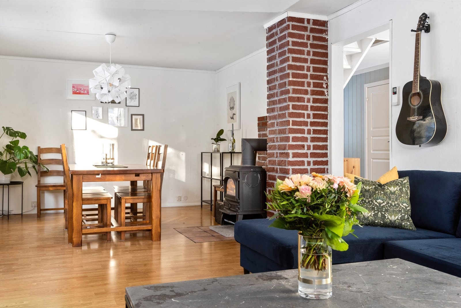 Ved spiseplassen er det en koselig peisovn som gir hygge og varme på kalde høst- og vinterkvelder. Galleribilde