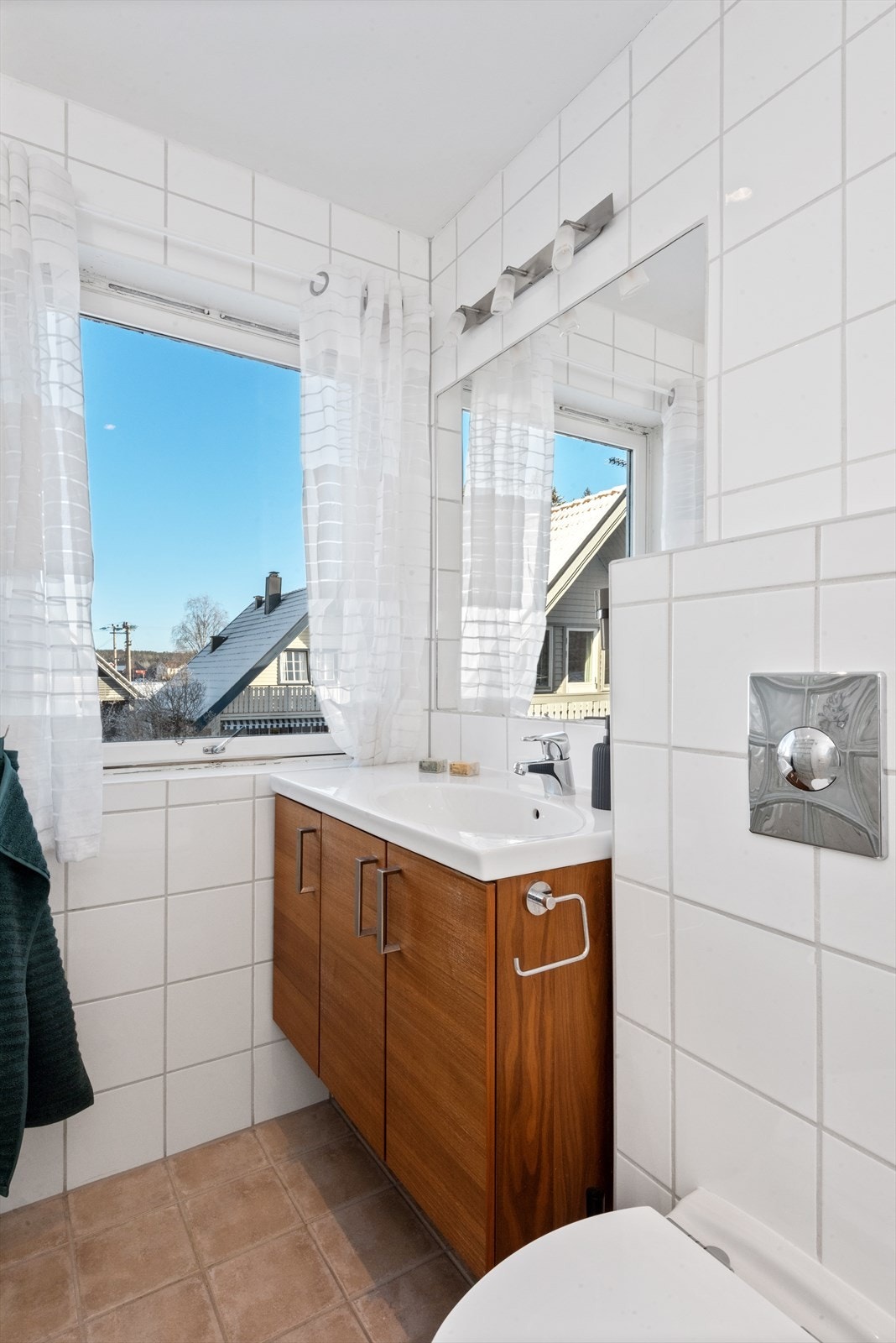 Baderomsinnredningen består av heldekkende servant med underskap og speil med lys. Galleribilde