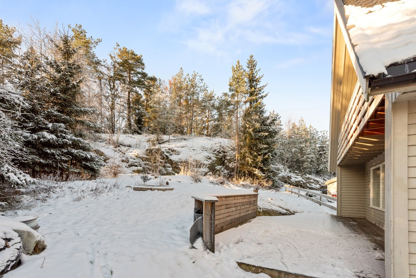 Terrassen ble bygd i 2018 og har god plass til å samle familie og venner på sommerhalvåret. Galleribilde