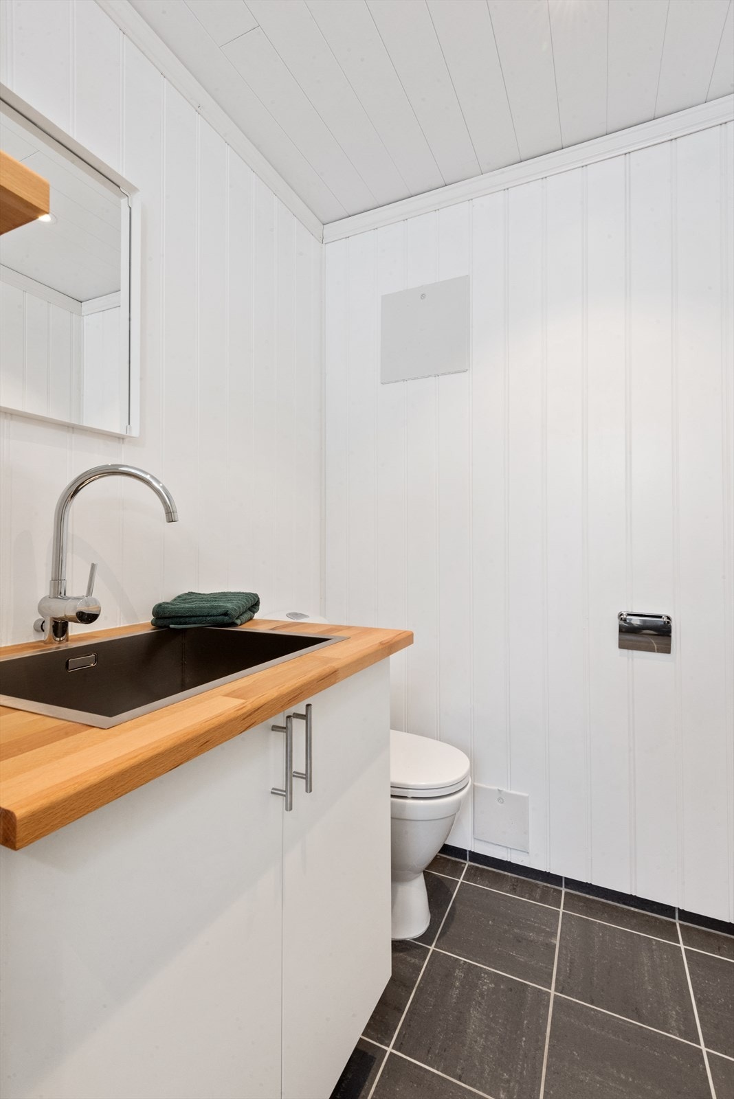 Vaskerommet er utstyrt med benk med benkebeslag m/1 kum, underskap, toalett og opplegg for vaskemaskin og tørketrommel. Galleribilde