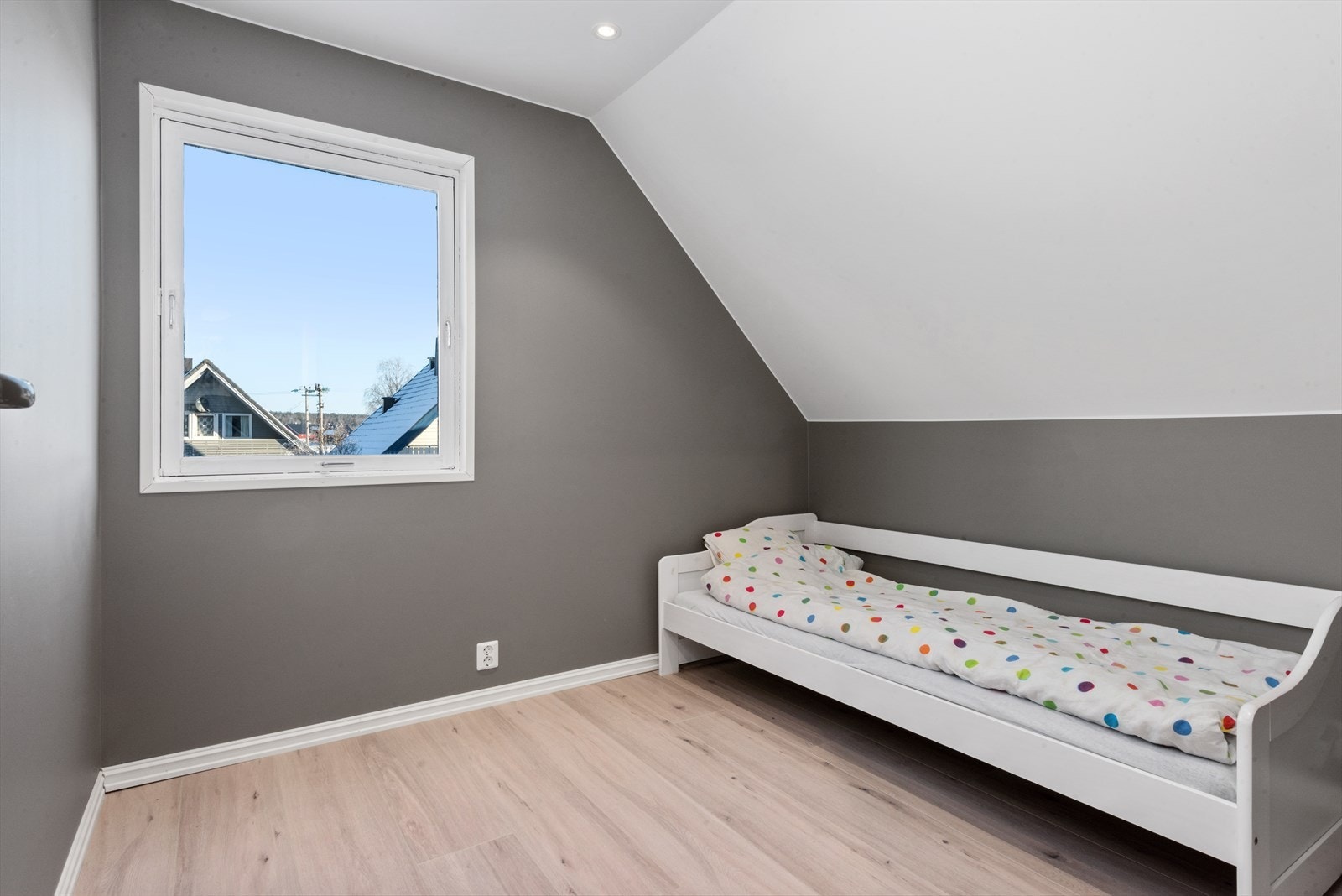 De to mindre soverommene gir også plass til seng og garderobeskap og passer godt som barnerom eller kontor. Galleribilde