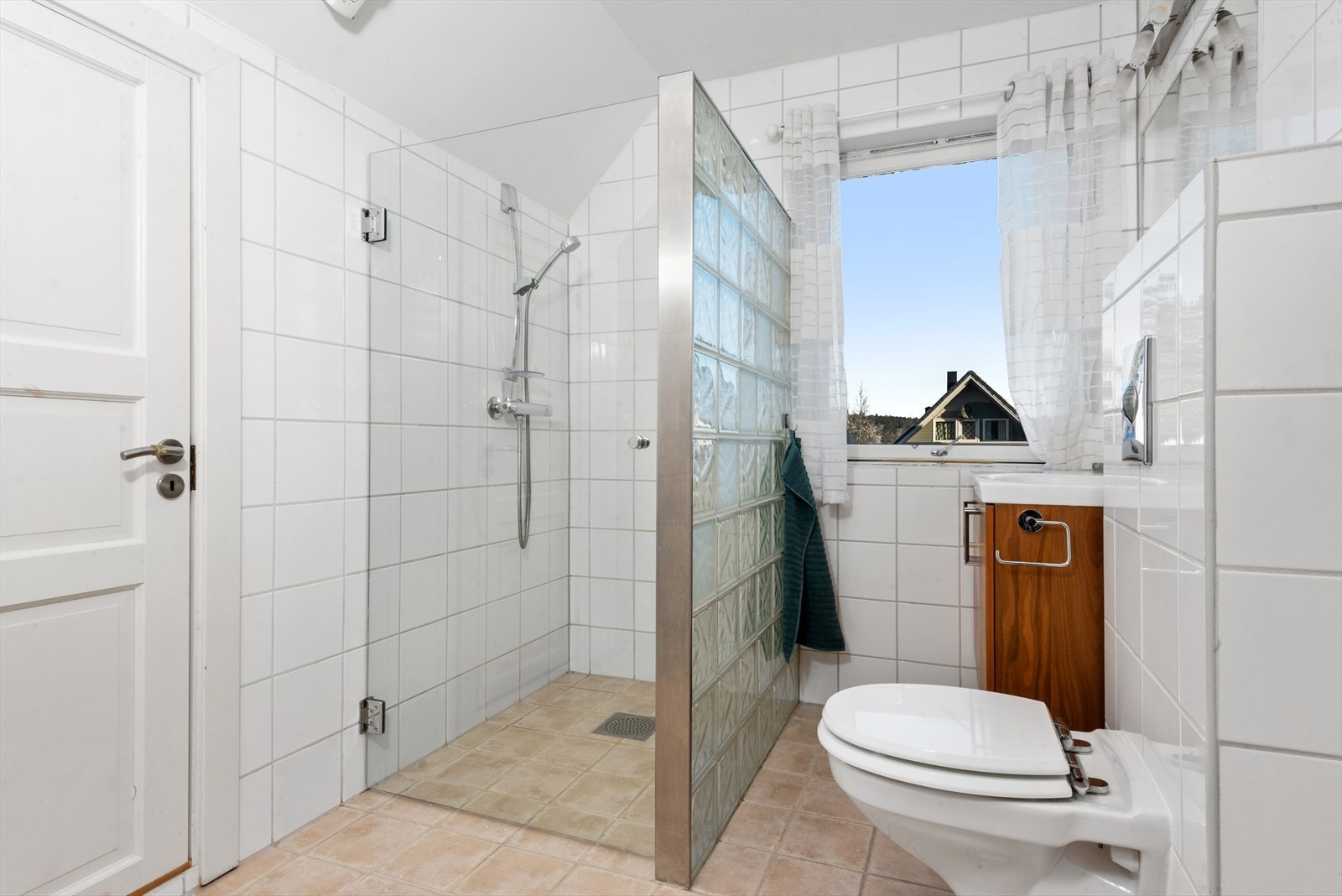 På badet er det tilgang til bod for ekstra oppbevaringsplass. Galleribilde