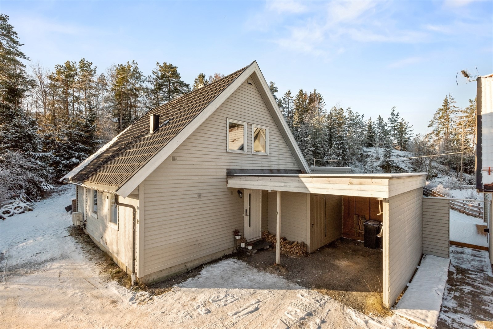 Det er plass til flere biloppstillingsplasser på fremsiden av huset. Galleribilde