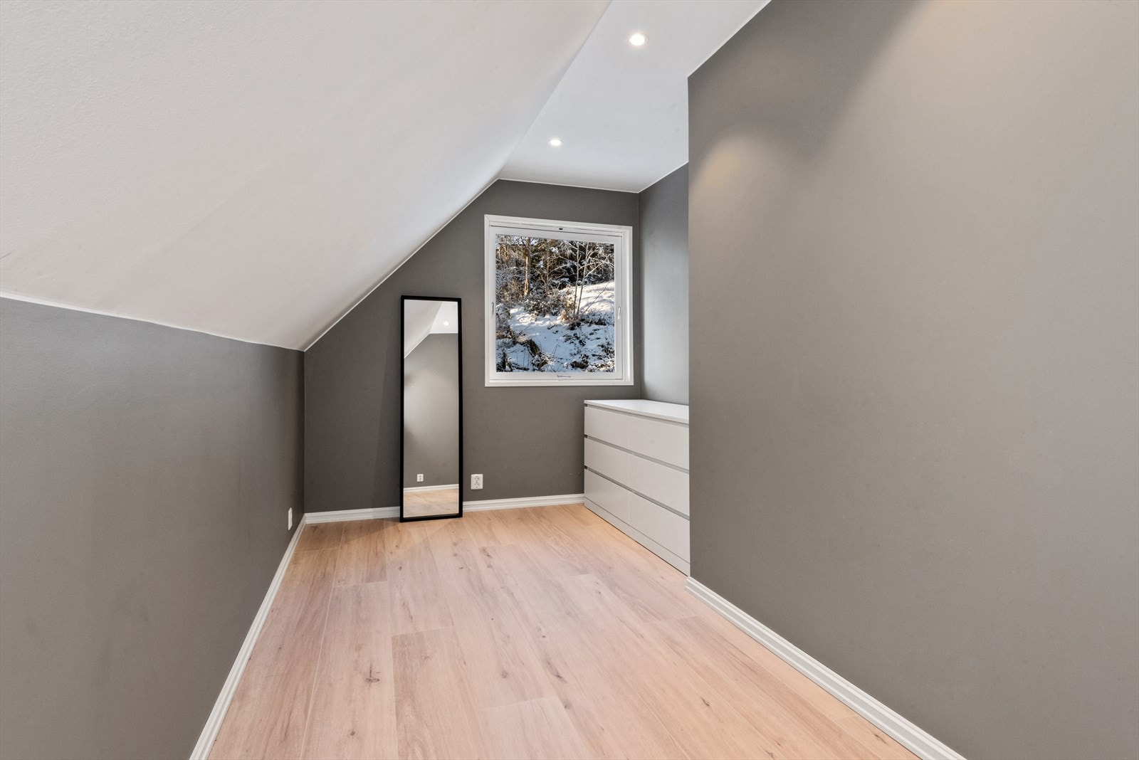 Alle soverommene har malte vegger i en moderne fargetone og laminatgulv. Galleribilde