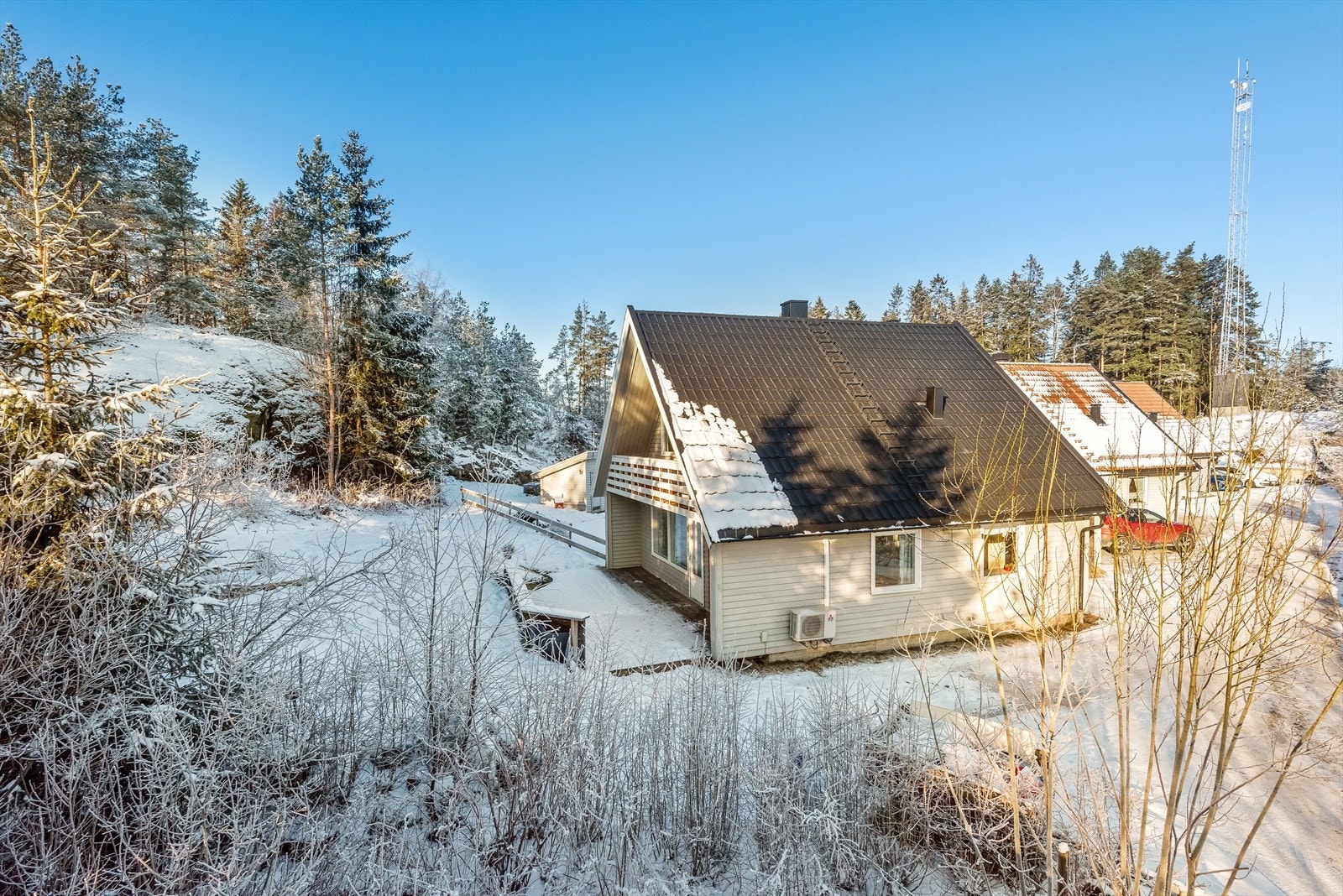 Eiendommen har en sjarmerende tomt som er delvis naturtomt. Med romslig hage er det god boltreplass for store og små. Galleribilde