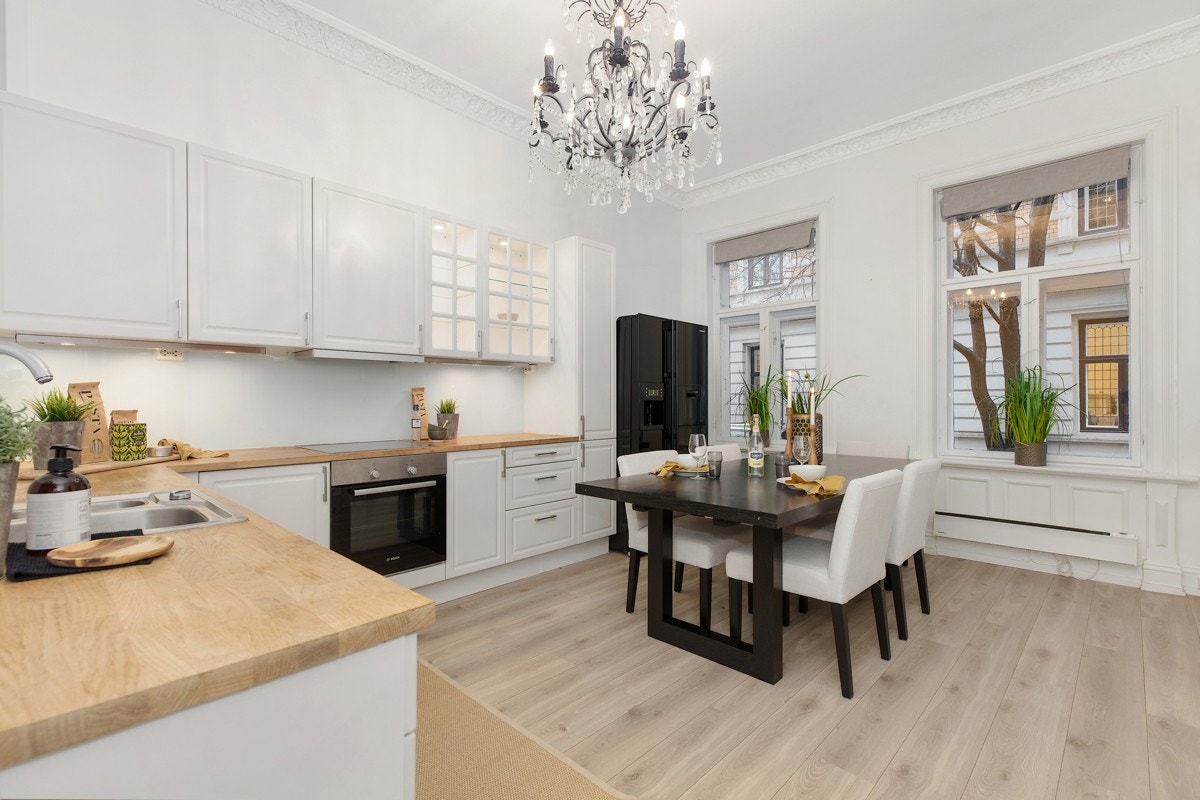 Stort familiekjøkken fra HTH satt inn i 2011 Galleribilde