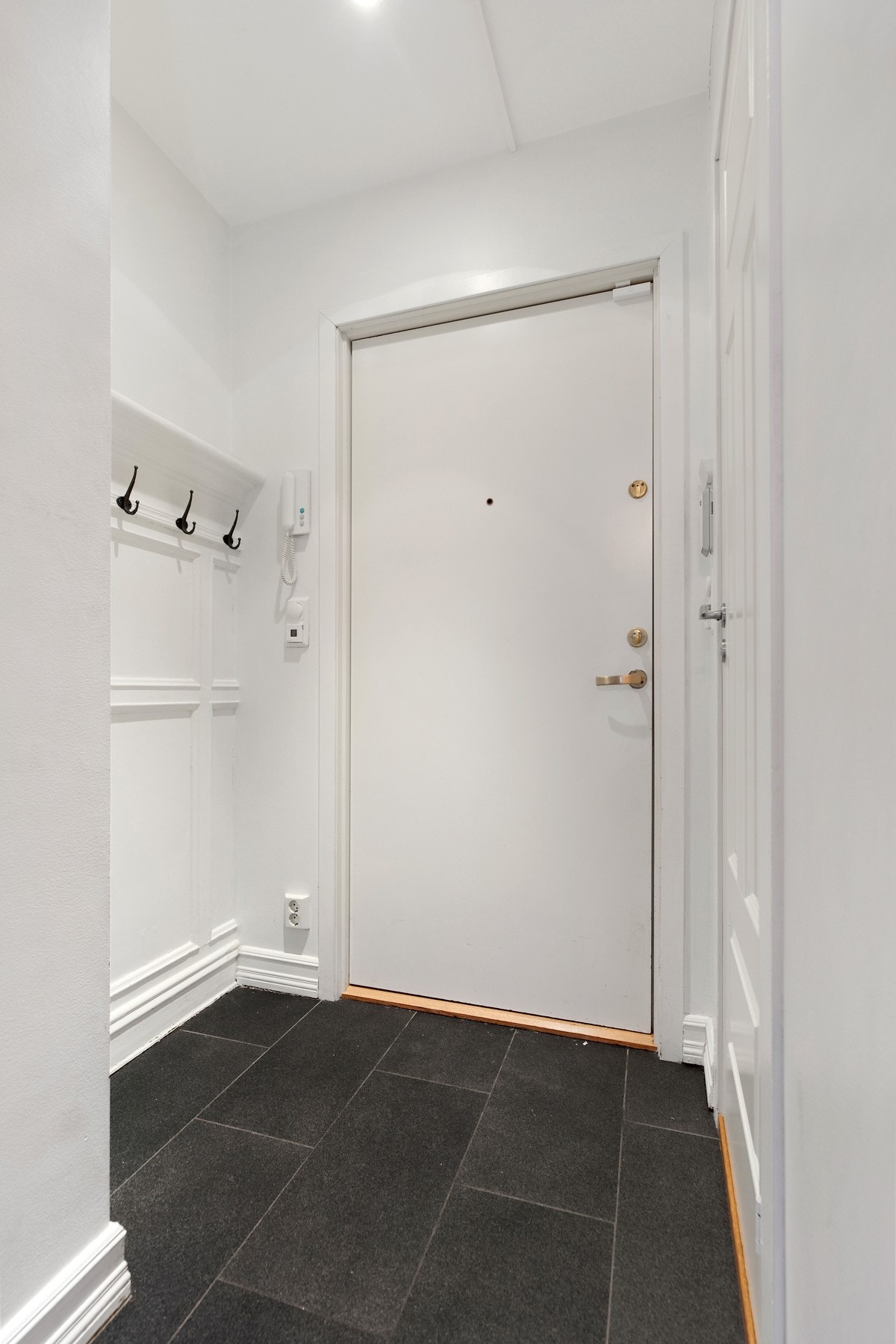 Velkommen inn, her er entré og inngang gjestetoalett Galleribilde