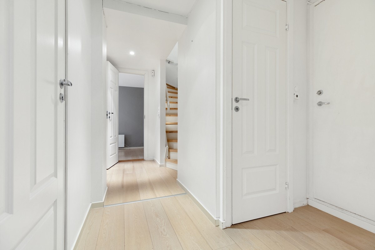 Gang i underetasjen, rømningsvei nr 2 ut døren til høyre i bilde Galleribilde