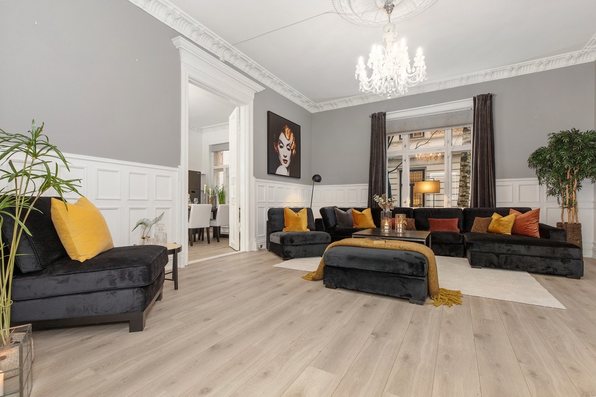 Stor stue med generøs takhøyde og pen stukkatur i himling Galleribilde