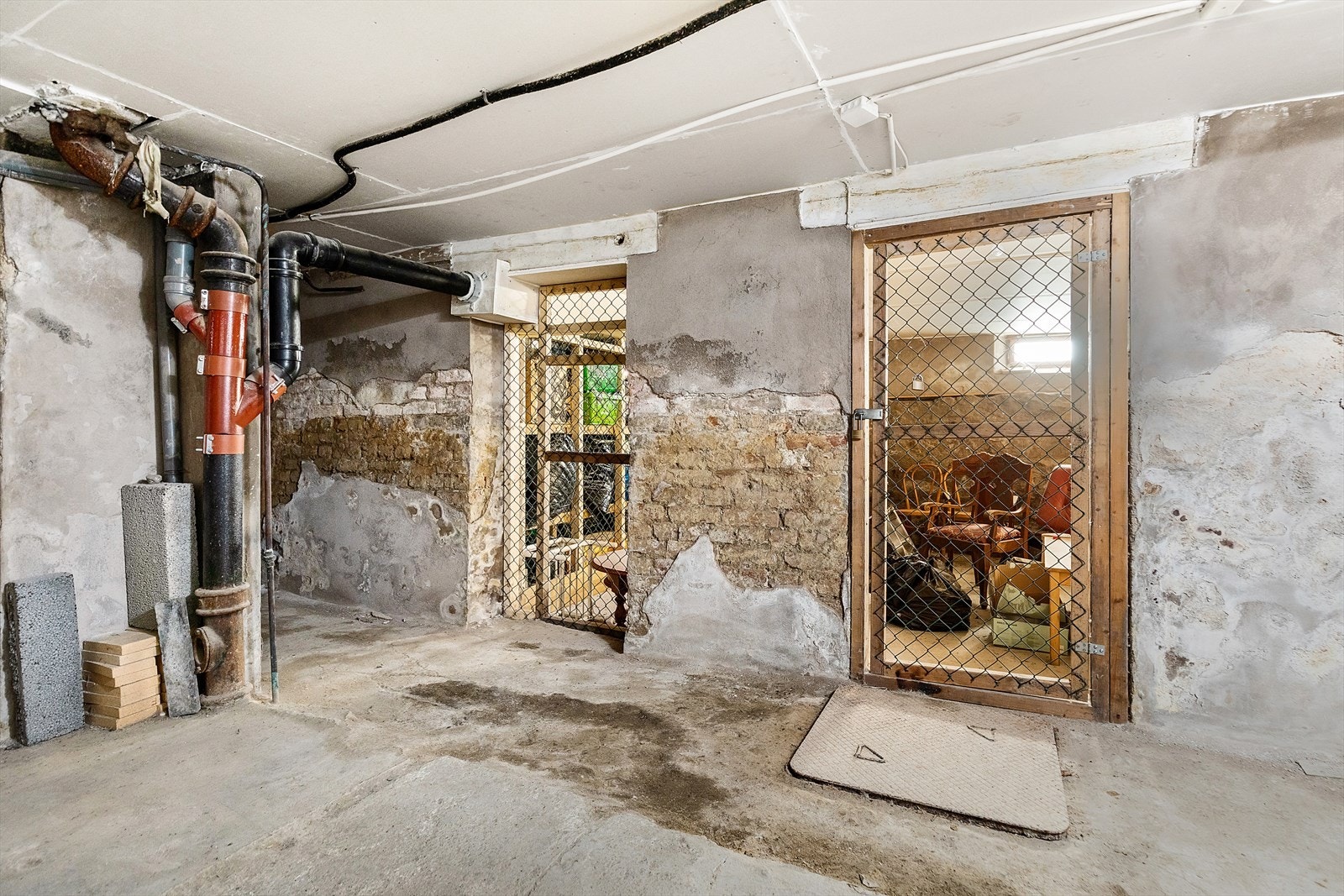 Kjeller med boder og nylig brannsikring Galleribilde