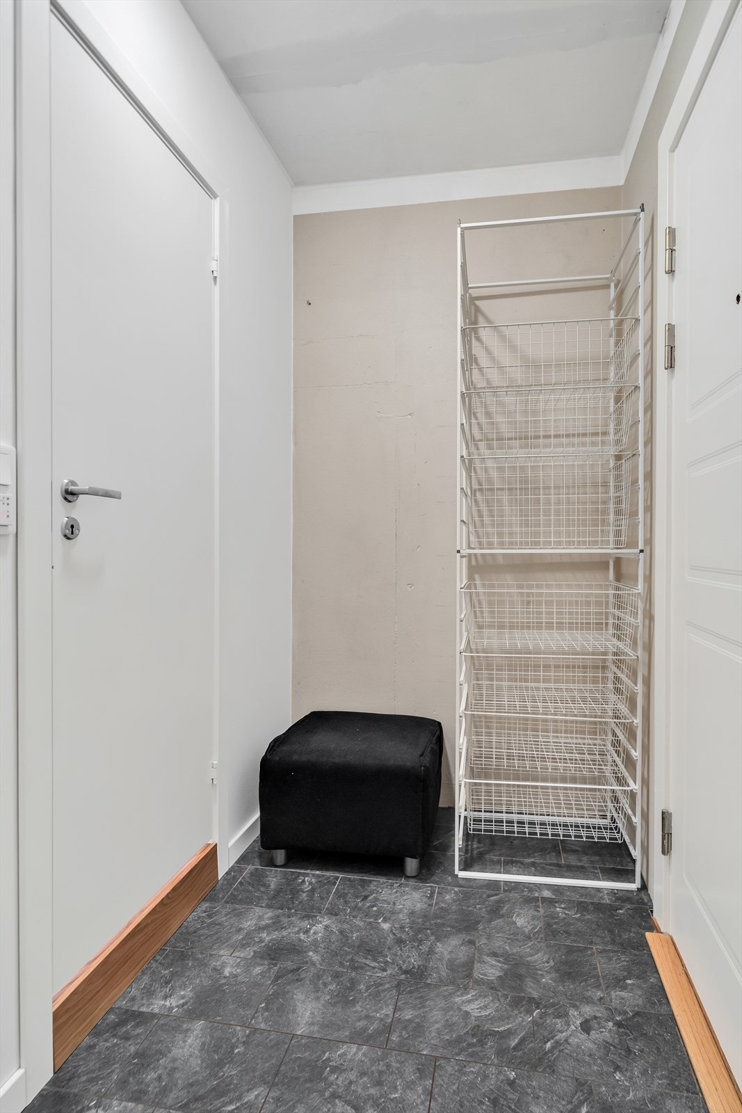 Laminatfliser i entré og plass til f.eks. skyvedørsgarderobe Galleribilde