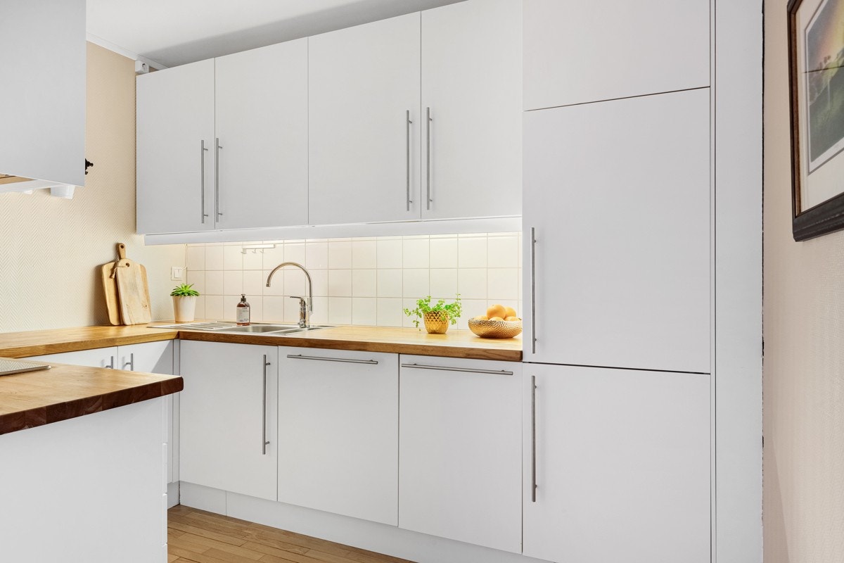 Kjøkkenet har god skap- og benkeplass, samt fine arbeidsflater. Galleribilde