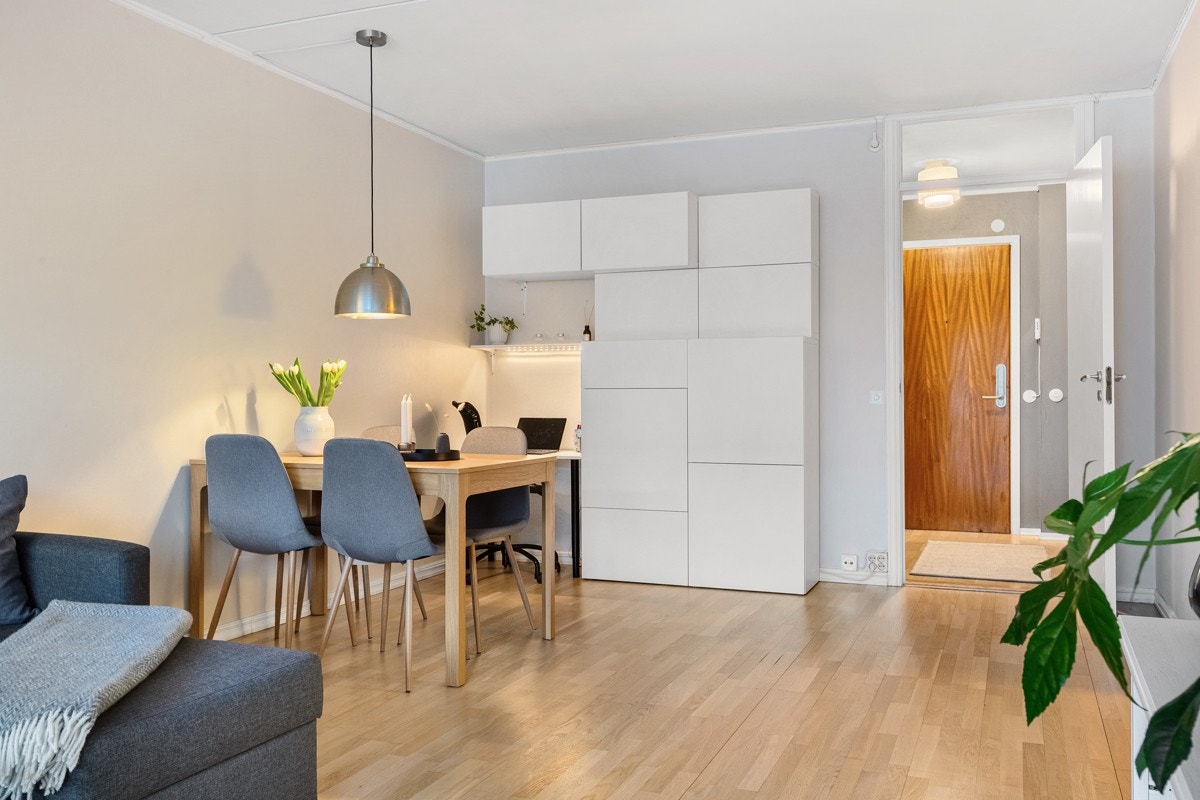 Stuen gir deg også mulighet for spisebord med tilhørende møblement. Galleribilde