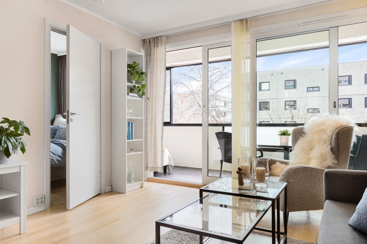 Store vindusflater som slipper inn rikelig med naturlig lys og utgang til sørvest-vendt balkong på 10 kvm. Galleribilde