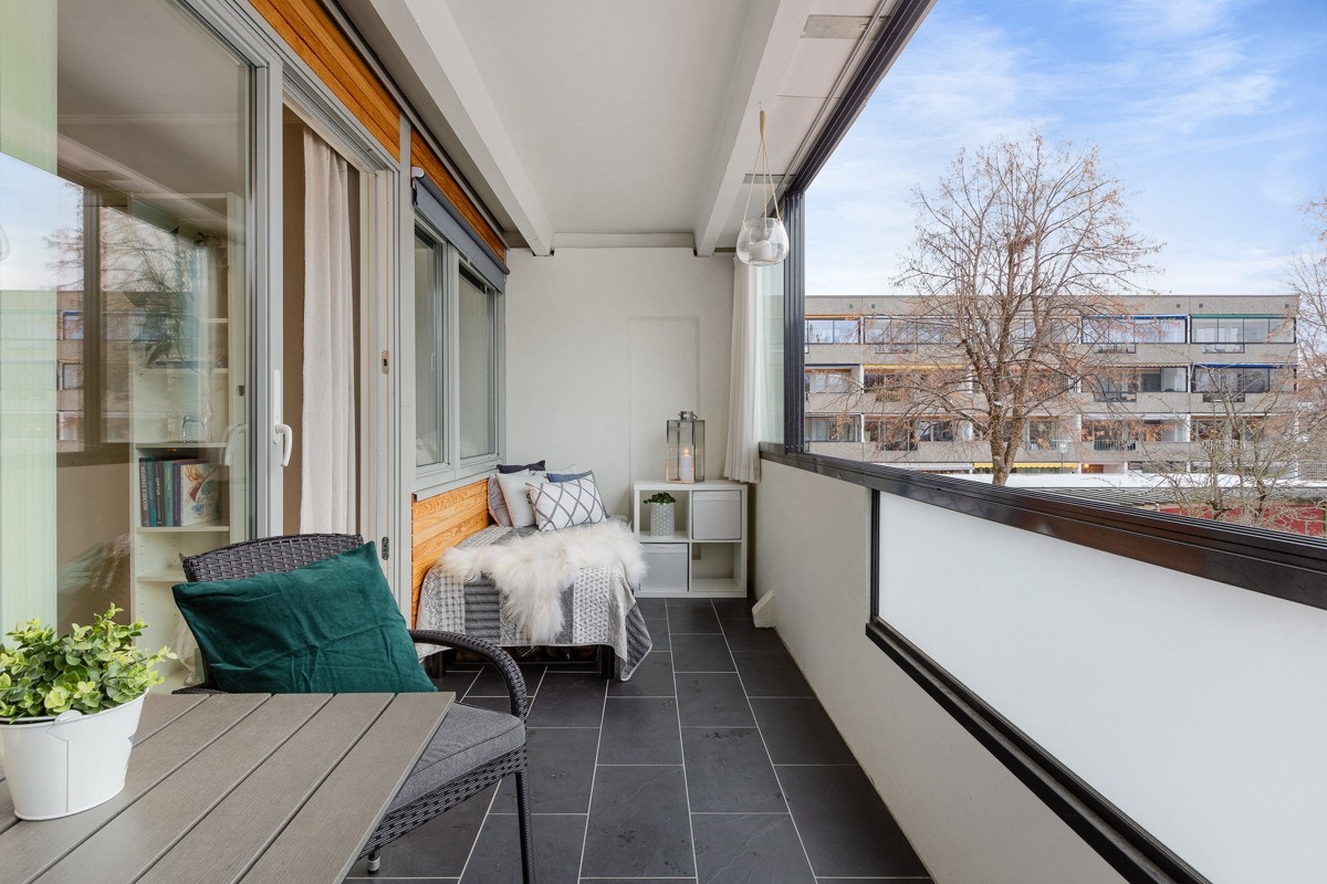 Med innglasset balkong får du en fin forlengelse av stuen. Rikelig med plass til utemøblement. Galleribilde