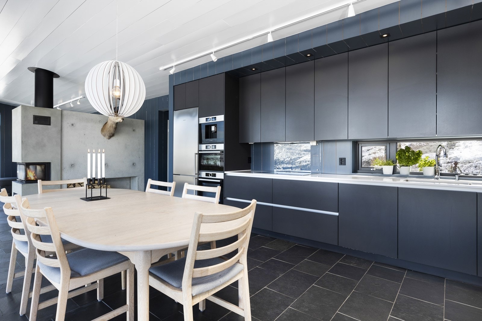 Delikate vindusflater mellom kjøkkenbenk og overskap Galleribilde