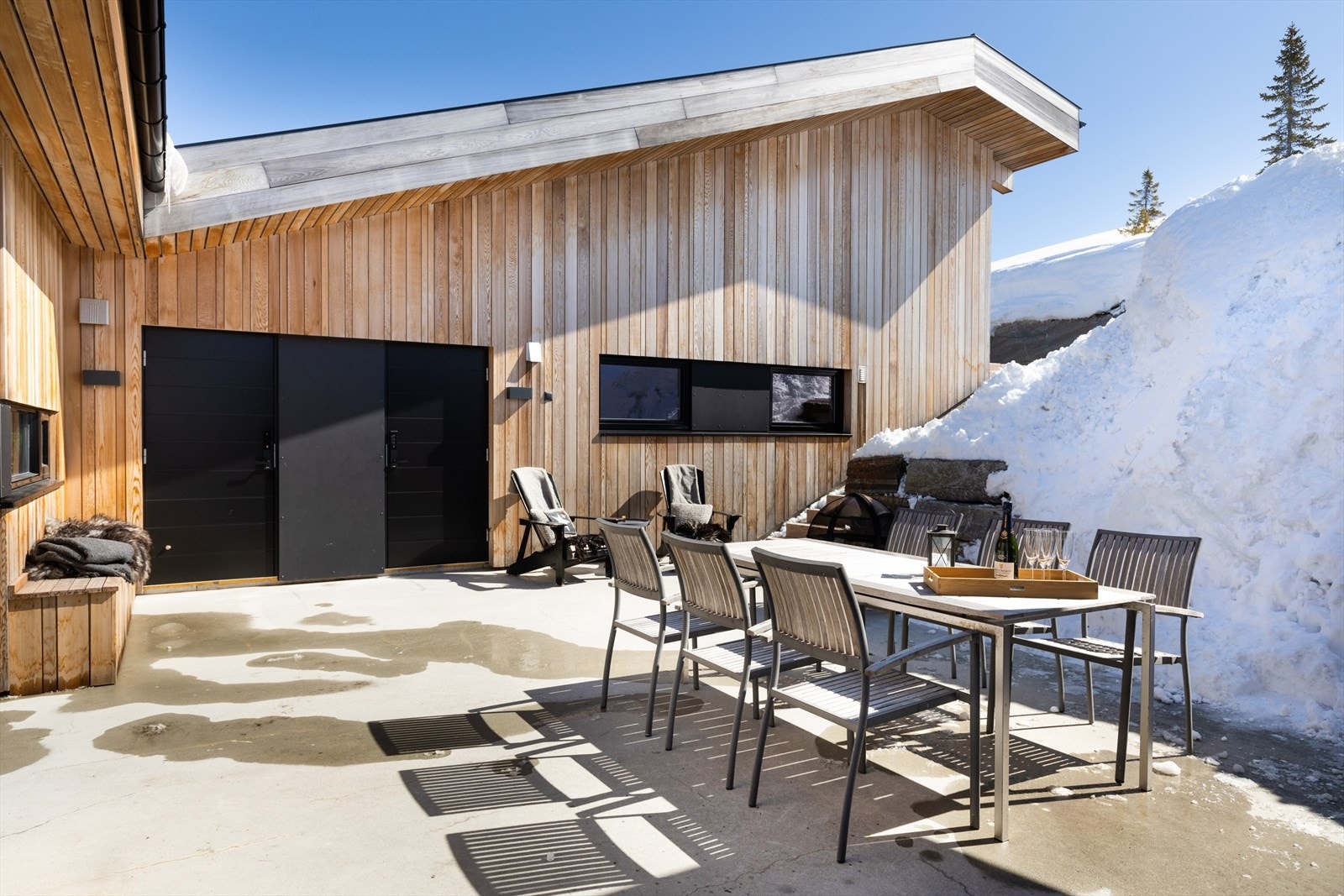 Skjermet uteområde med plass for store sittegrupper Galleribilde