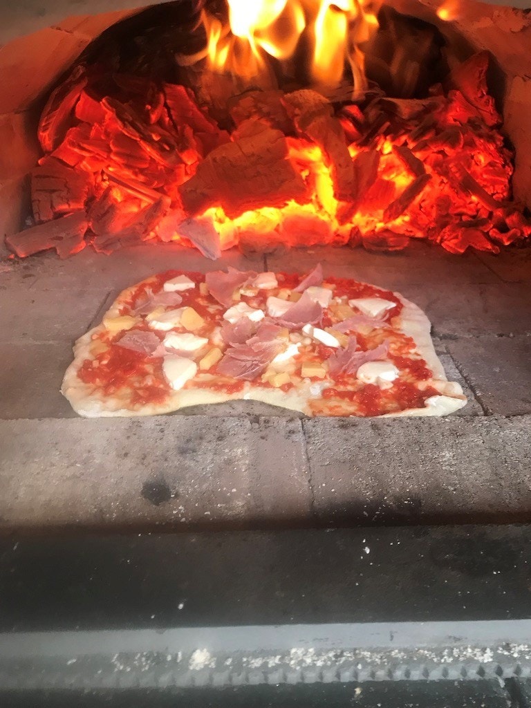 Pizza som snart er klar for servering Galleribilde