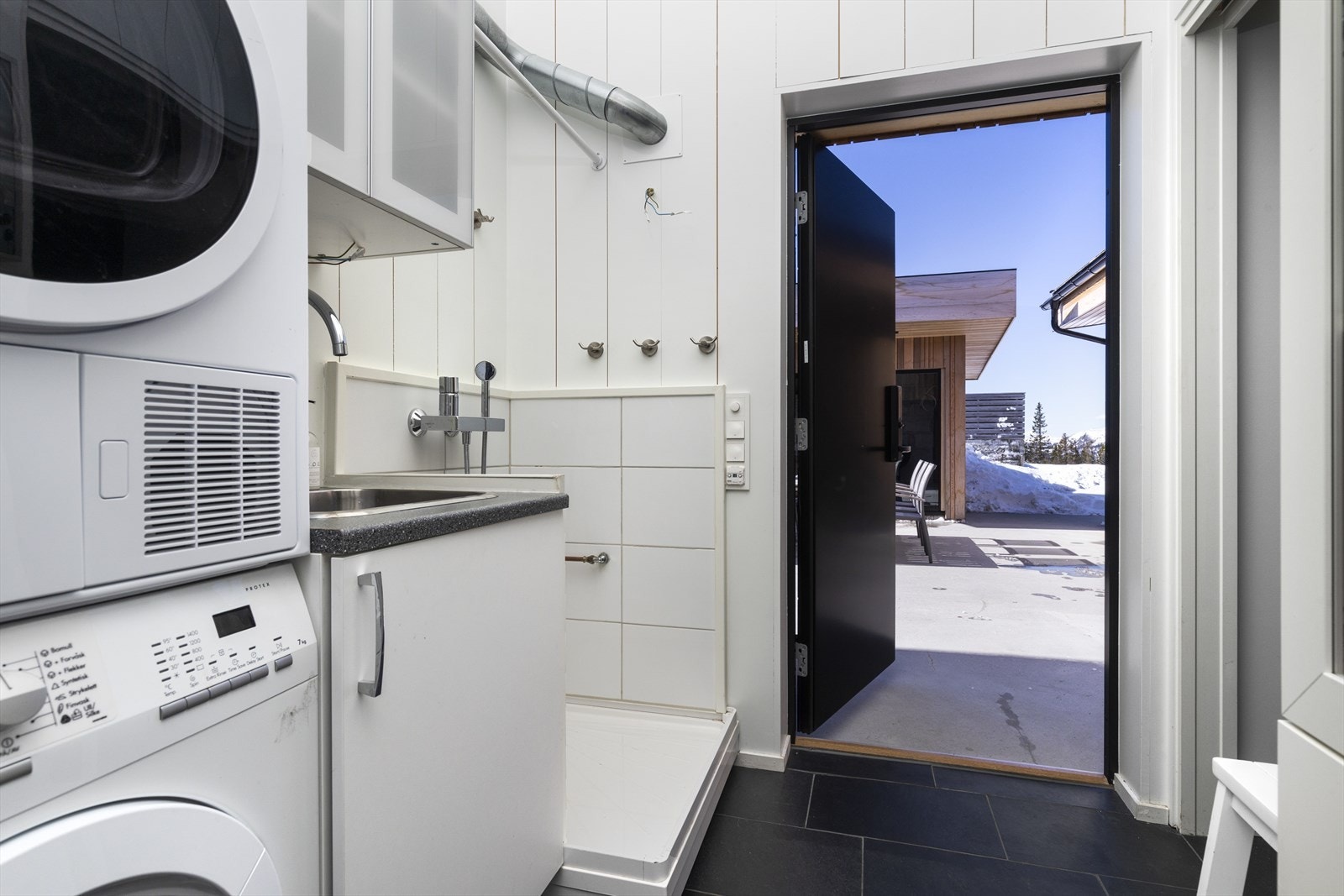 Vaskerom med utgang til terrassen Galleribilde