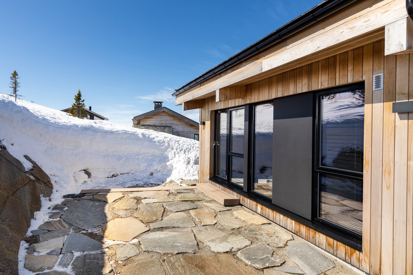 Steinlagt uteareal Galleribilde