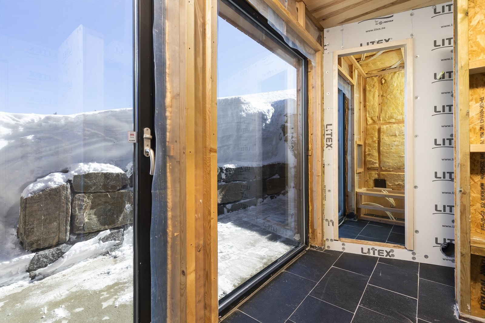 Påbegynt baderom hvor det er lagt opp til blant annet dobbel dusj, toalettrom, badstue, servant, badekar og utgang til terrasse Galleribilde