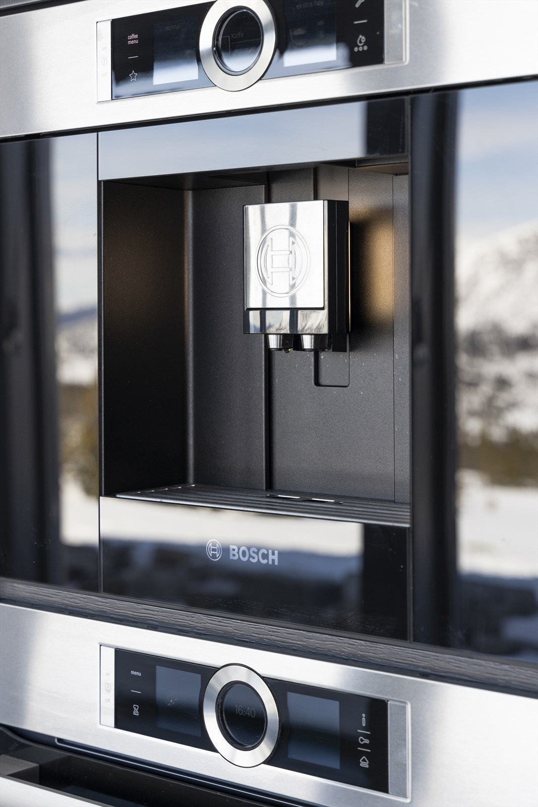 Detalj fra kjøkkenet med integrert kaffemaskin Galleribilde