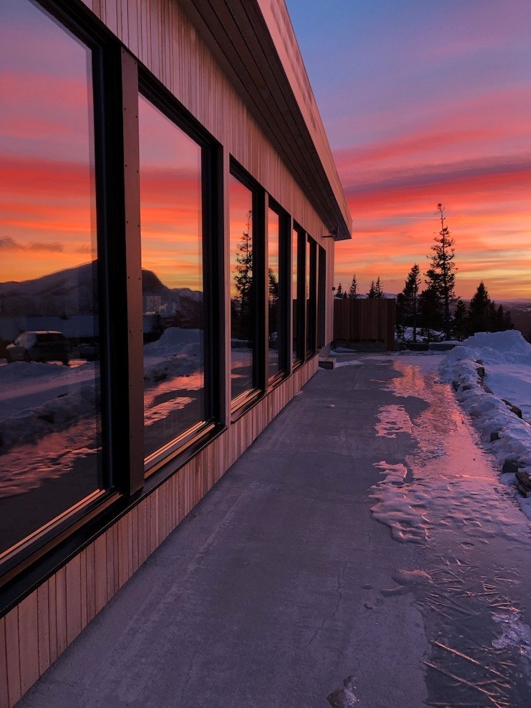 Hytta i solnedgang Galleribilde