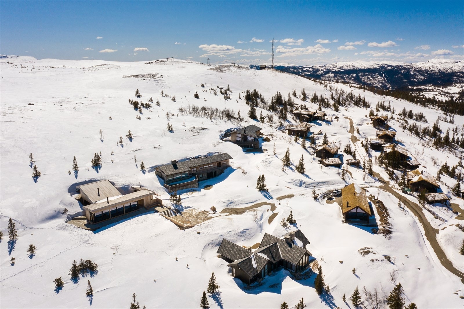 Hytta ligger innerst i en blindvei på toppen av Haglebu ca. 1.000 meter over havet Galleribilde