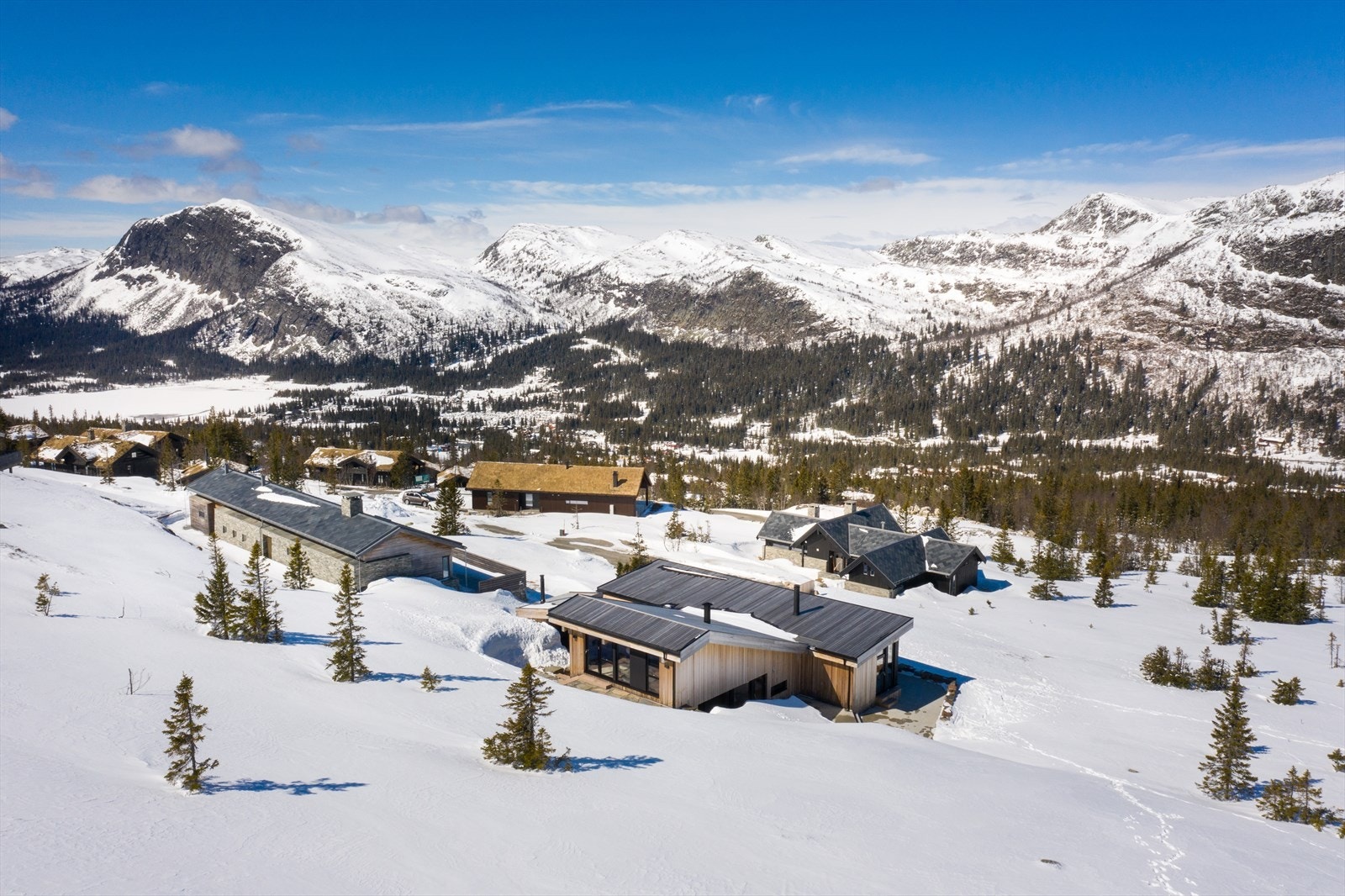 Fra eiendommen er det fantastisk utsikt og meget gode solforhold Galleribilde