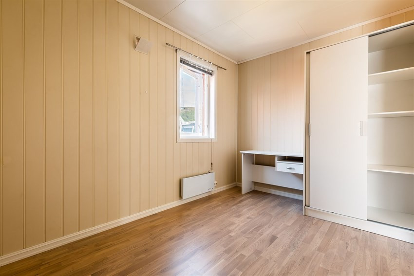 Soverom 1 med skrivebord og garderobeskap