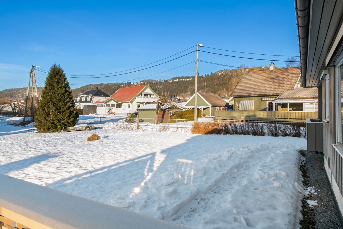 Hagen byr på rikelig med trygg boltreplass, og det er gode solforhold til seint på kvelden i sommerhalvåret. Galleribilde