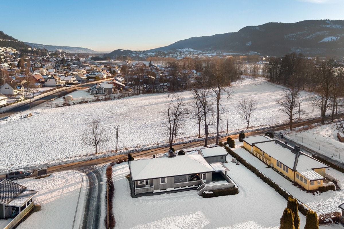 I tillegg er det kort vei til skoler, matbutikker, idylliske turområder og togstasjon i Mjøndalen sentrum. Galleribilde