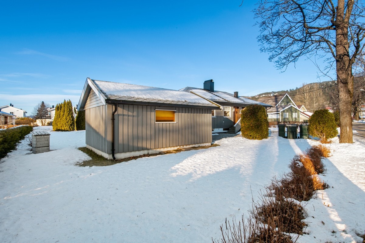 Det er garasje på eiendommen, men denne blir i dag benyttet til lagring. Galleribilde