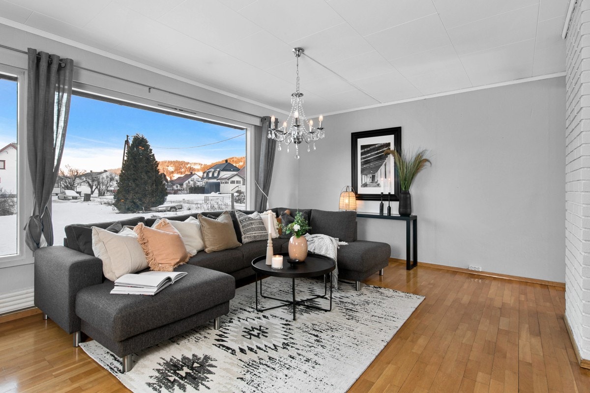 Det er god plass til sofagruppe, lenestoler og tv-møblement. Galleribilde