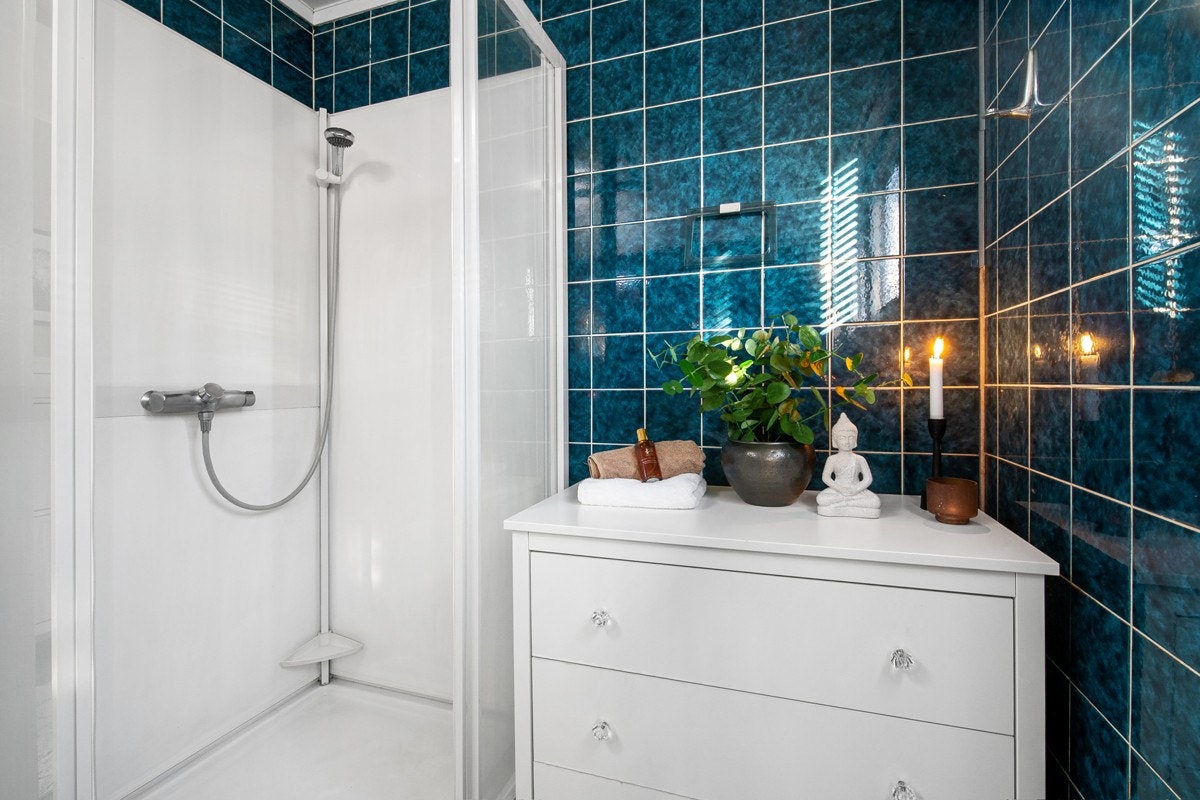 Badet er fra bygge år, og bør påregnes oppgradering for å oppnå dagens krav til standard. Galleribilde