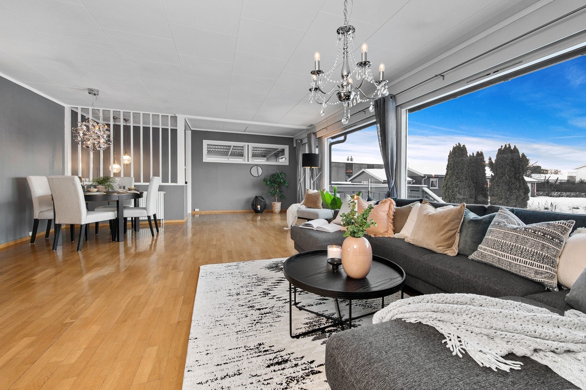 Stuen har god plass til å samle venner og familie ved en spisestue i ene delen av rommet. Galleribilde